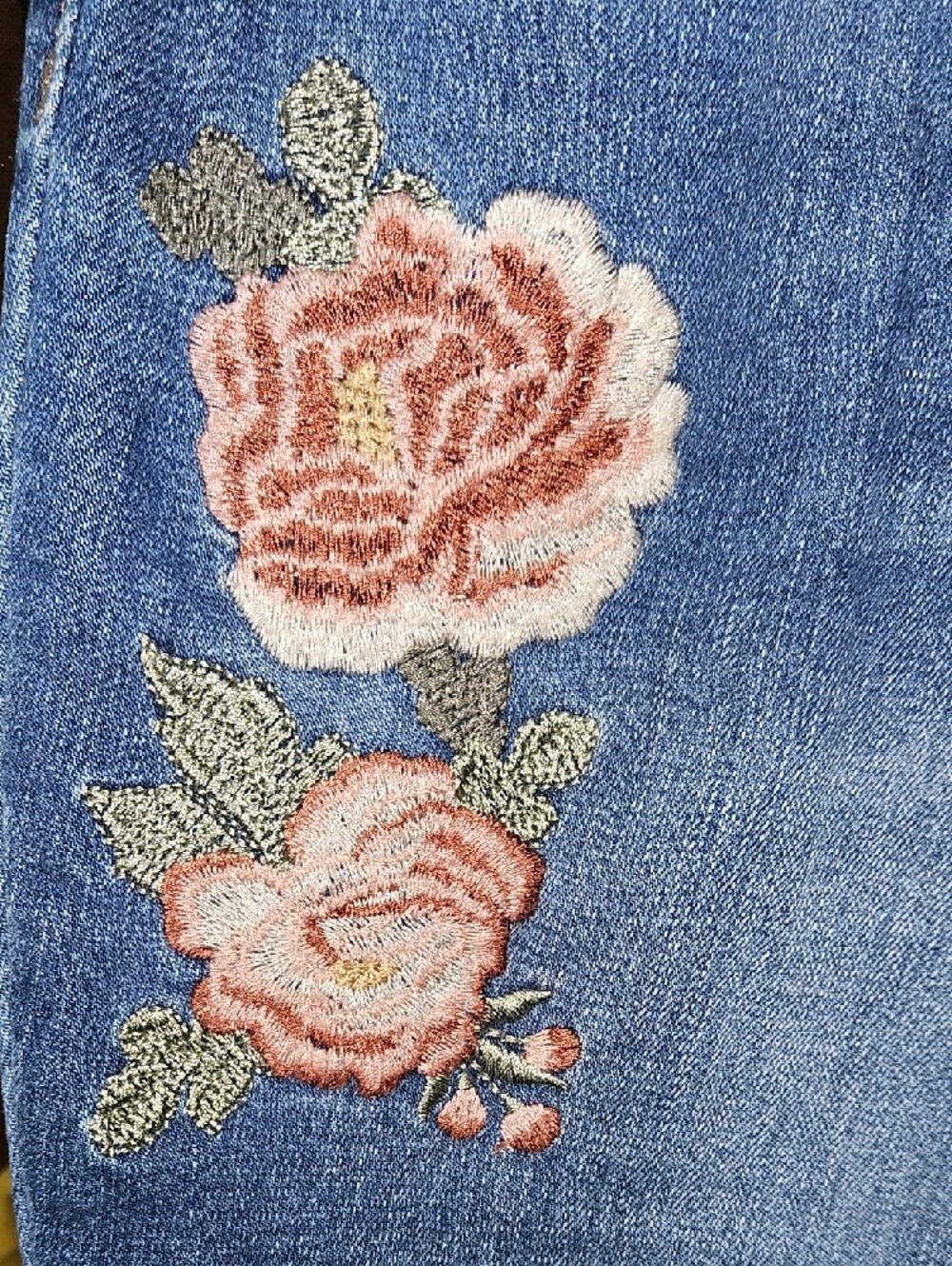 Sigrid Olsen Eyelet Top & A.n.a Embroidered Jeans - Picture 9 of 12